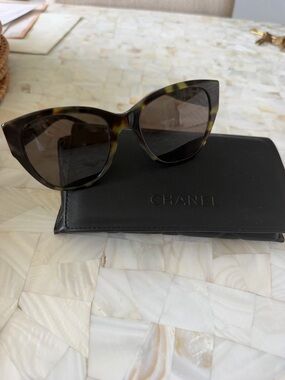 CHANEL Tortoiseshell Cat-Eye Sunglasses - Brown Gradient Lenses